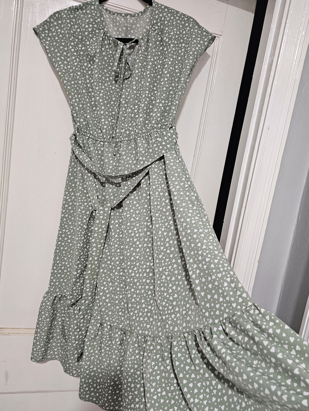 SHEIN Sage Green Heart Print Tiered Midi Dress – Size S (US 4) Pretty Flowy Euc